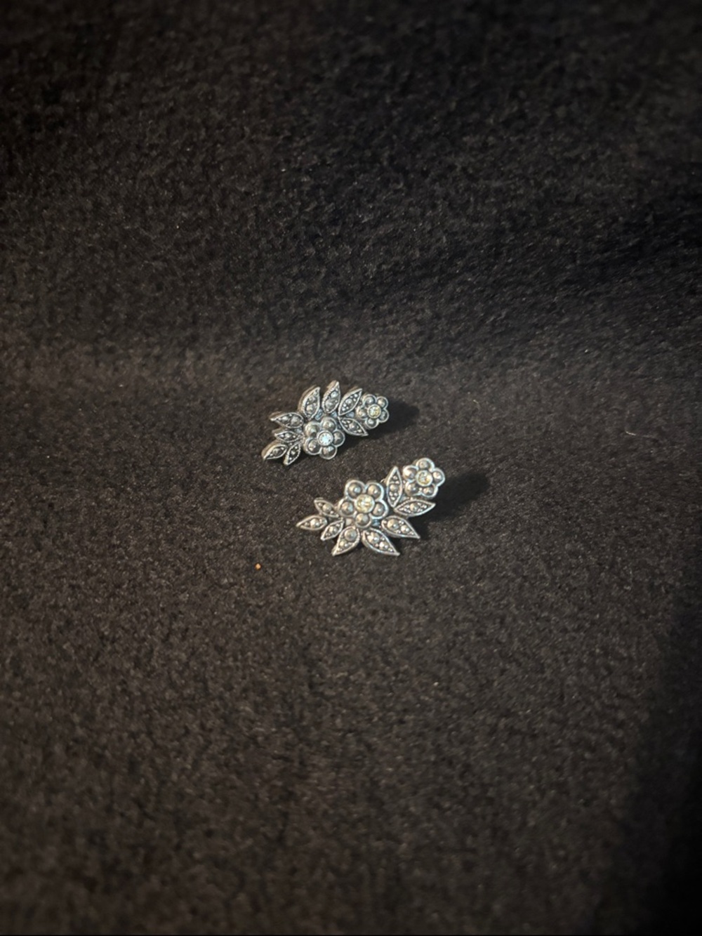 Silver tone earrings Flower with Leaves Design